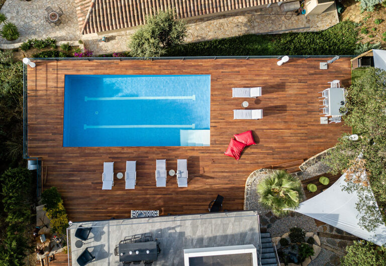 Tarima de ipé para un jardín con piscina en Calonge. Madera procedente de bosques controlados del Brasil, aguanta bien el exterior, con Fusta Floor